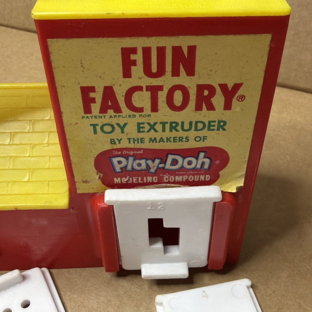 Vintage Play Doh Fun Factory Toy Extruder With 11 Attachments - Picture 6 of 9
